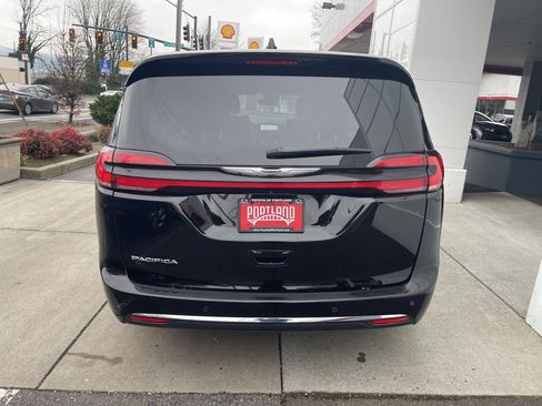 Used 2024 Chrysler Pacifica Touring-L image 39