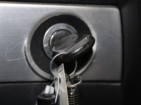 Used 2005 Ford Thunderbird image 26