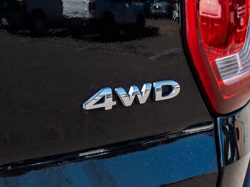 Used 2018 Ford Explorer XLT w/ Equipment Group 202A image 12