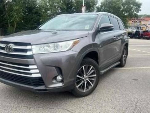 Used 2019 Toyota Highlander XLE AWD/4WD image 1