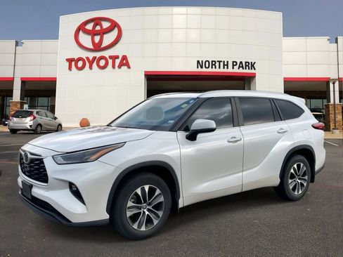 Used 2023 Toyota Highlander XLE FWD image 1