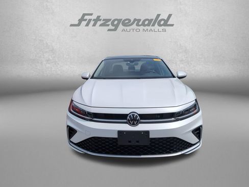 Used 2025 Volkswagen Jetta SE FWD image 2