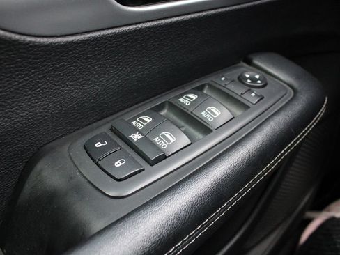 Used 2019 Chrysler Pacifica Touring-L Plus w/ S Appearance Package FWD image 7