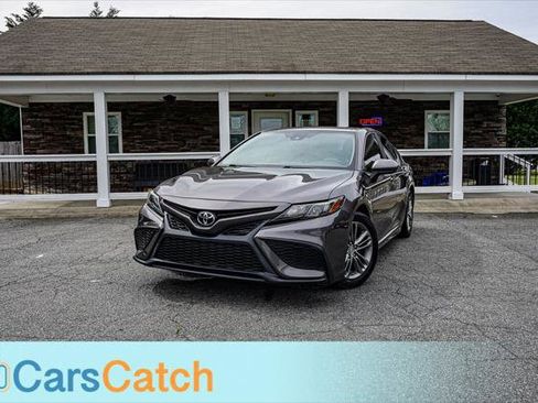 Used 2021 Toyota Camry SE image 1