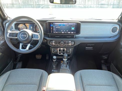 Used 2025 Jeep Wrangler Unlimited Sahara AWD/4WD image 35