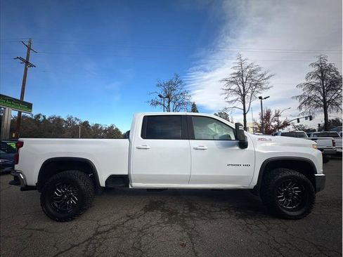 Used 2020 Chevrolet Silverado 2500 LT w/ Z71 Off-Road Package image 9