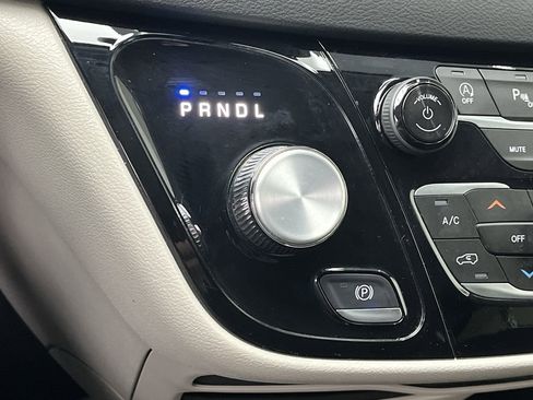 Used 2024 Chrysler Pacifica Touring-L image 25