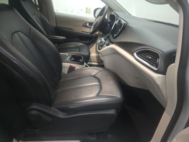 Used 2024 Chrysler Pacifica Touring-L FWD image 3