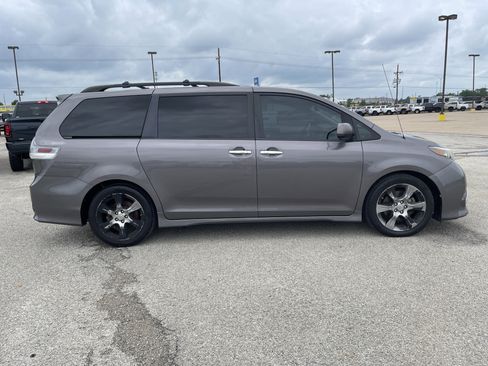 Used 2014 Toyota Sienna SE w/ SE Premium Package w/Entune image 3