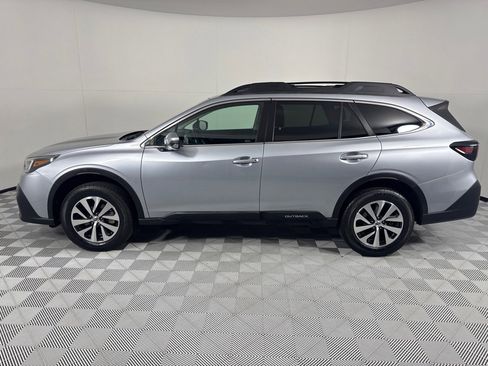 Used 2022 Subaru Outback Premium image 9
