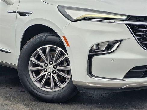 Used 2023 Buick Enclave Essence image 3