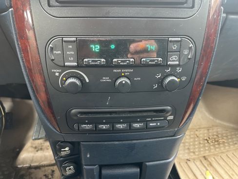 Used 2001 Chrysler Town & Country Limited image 22