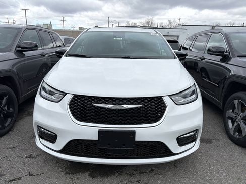 New 2026 Chrysler Pacifica Select AWD/4WD image 3