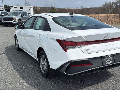 Used 2026 Hyundai Elantra SE FWD image 9