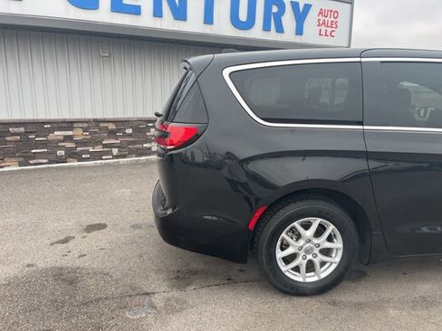 Used 2023 Chrysler Pacifica Touring-L FWD image 11