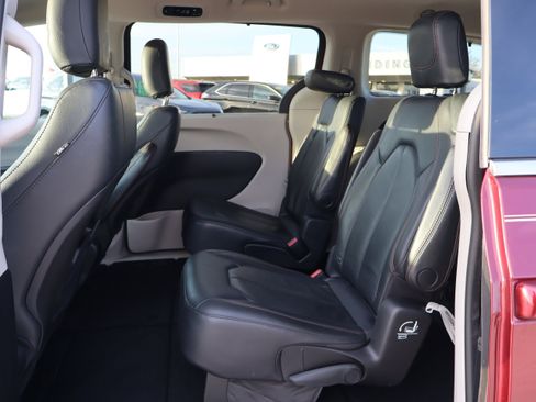 Used 2019 Chrysler Pacifica Touring-L image 10