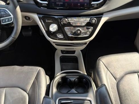 Used 2024 Chrysler Pacifica Touring-L FWD image 16