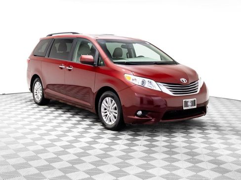 Used 2015 Toyota Sienna XLE image 9