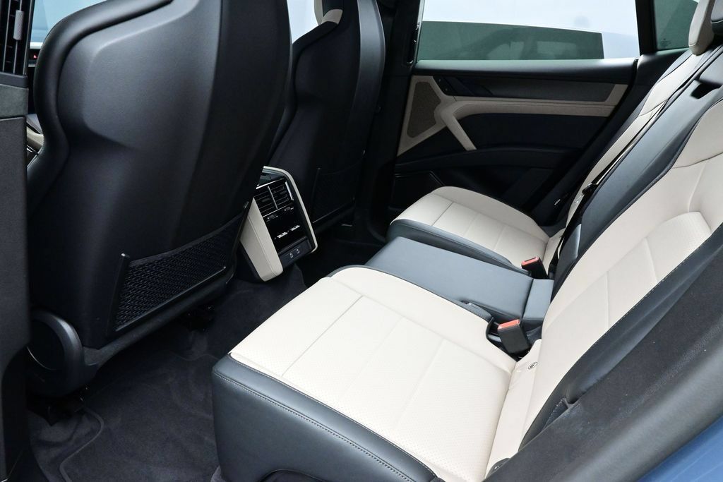 Certified 2026 Porsche Cayenne Turbo AWD/4WD image 15