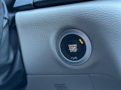 Used 2024 Chrysler Pacifica Select image 26