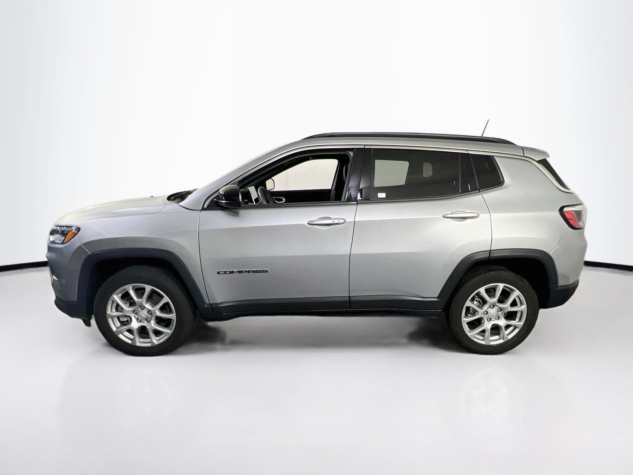 Used 2023 Jeep Compass Latitude AWD/4WD image 8