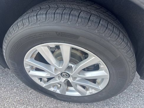 Used 2018 Nissan Rogue SV image 11