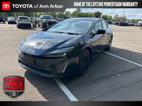 Used 2025 Toyota Prius LE AWD/4WD image 1