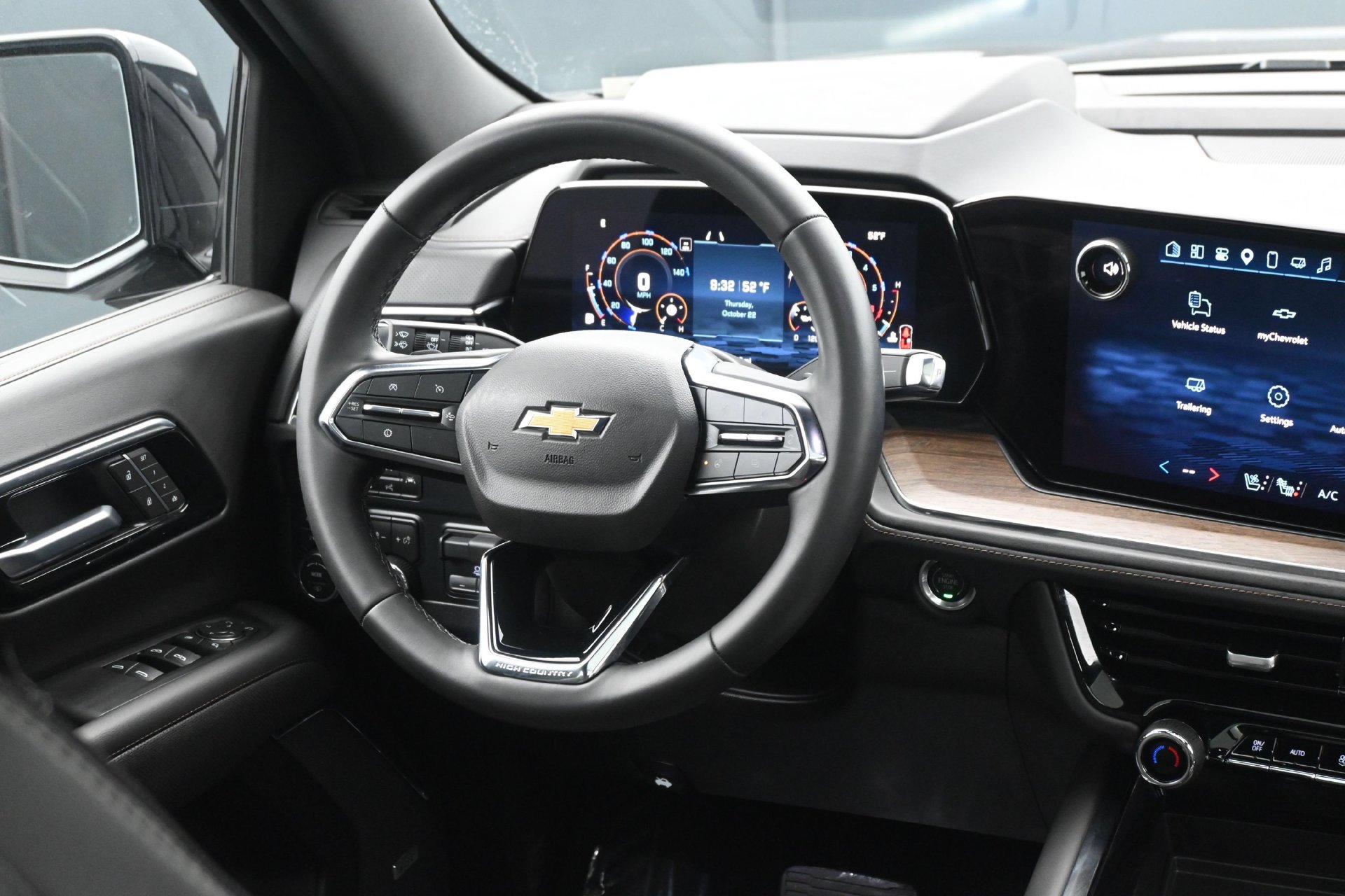 Used 2025 Chevrolet Suburban High Country AWD/4WD image 17