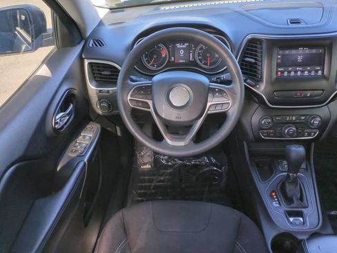 Used 2021 Jeep Cherokee Latitude FWD image 17