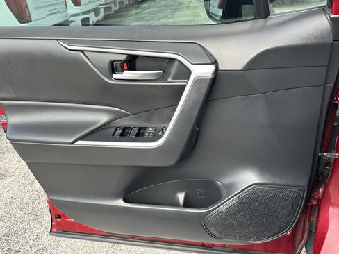 Used 2020 Toyota RAV4 XLE w/ Convenience Package FWD image 24