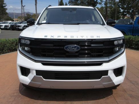 Used 2025 Ford Expedition Platinum w/ Driver's Package AWD/4WD image 8