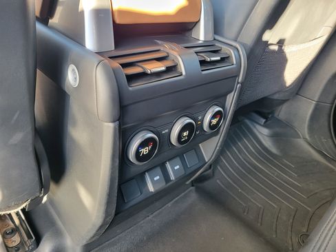 Used 2023 Land Rover Defender 130 X-Dynamic SE image 34