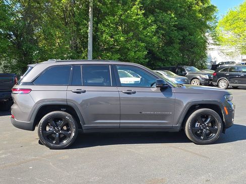 Used 2023 Jeep Grand Cherokee Altitude RWD image 2