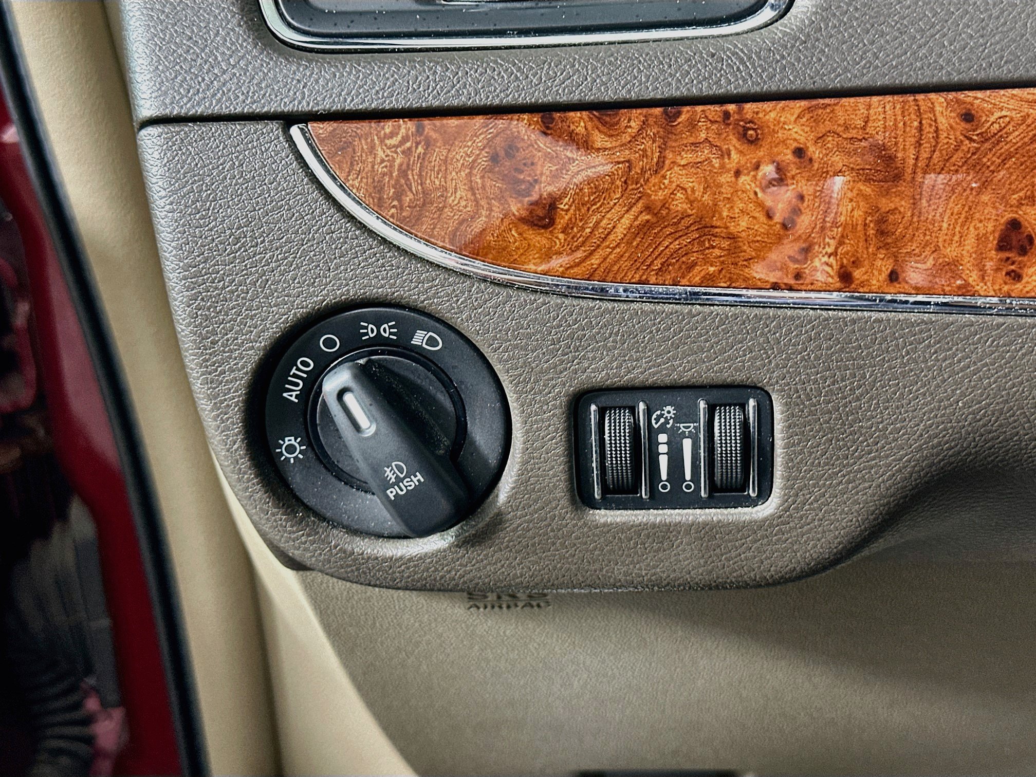 Used 2016 Chrysler Town & Country Touring FWD image 16