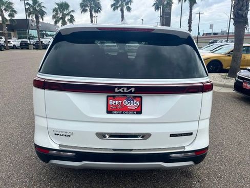 Used 2023 Kia Carnival LX FWD image 3