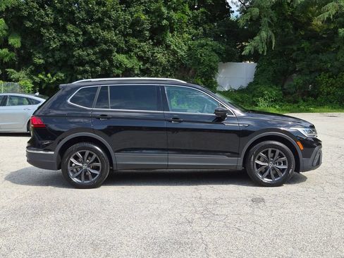 Used 2022 Volkswagen Tiguan SE w/ Panoramic Sunroof Package AWD/4WD image 2