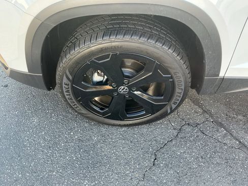 Certified 2025 Volkswagen Taos SEL w/ Black Wheel Plus Package image 31