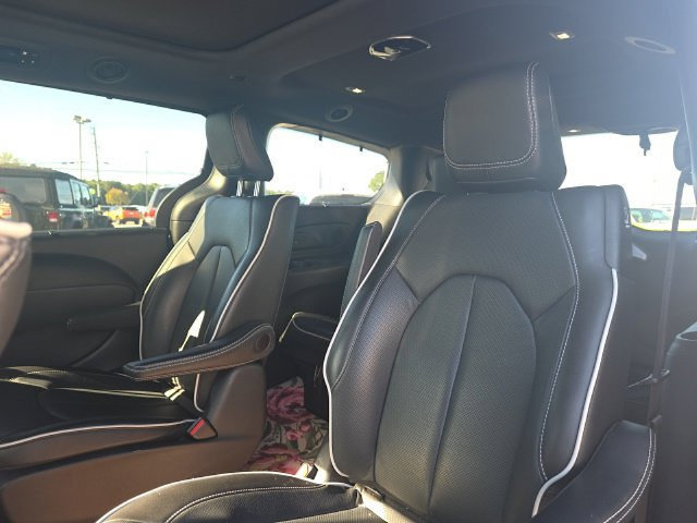 Used 2025 Chrysler Pacifica Premium FWD image 18
