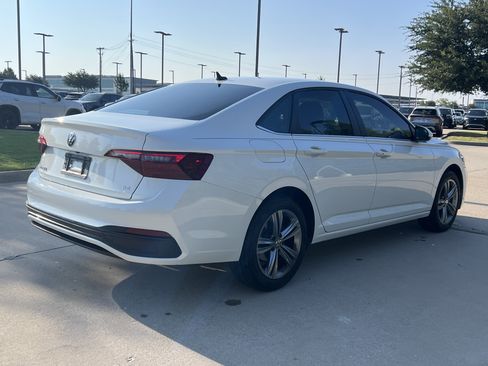 Used 2024 Volkswagen Jetta SE FWD image 9