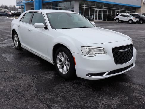 Used 2016 Chrysler 300 Limited image 2