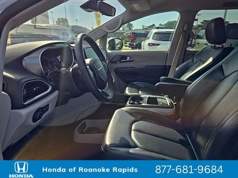 Used 2023 Chrysler Pacifica Touring-L FWD image 10