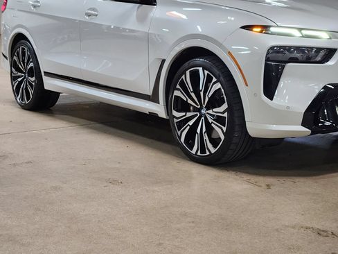 Used 2023 BMW X7 xDrive40i w/ M Sport Package AWD/4WD image 16