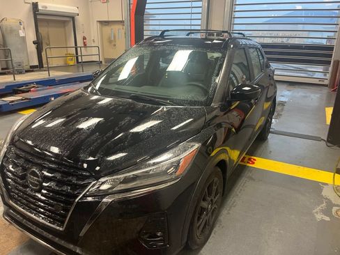 Used 2021 Nissan Kicks SR w/ SR Premium Package FWD image 2