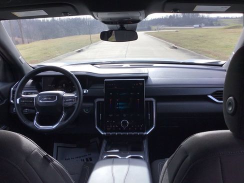 Used 2025 GMC Acadia Elevation image 21