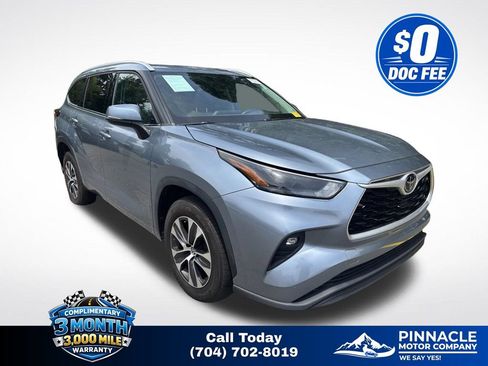 Used 2022 Toyota Highlander XLE FWD image 1
