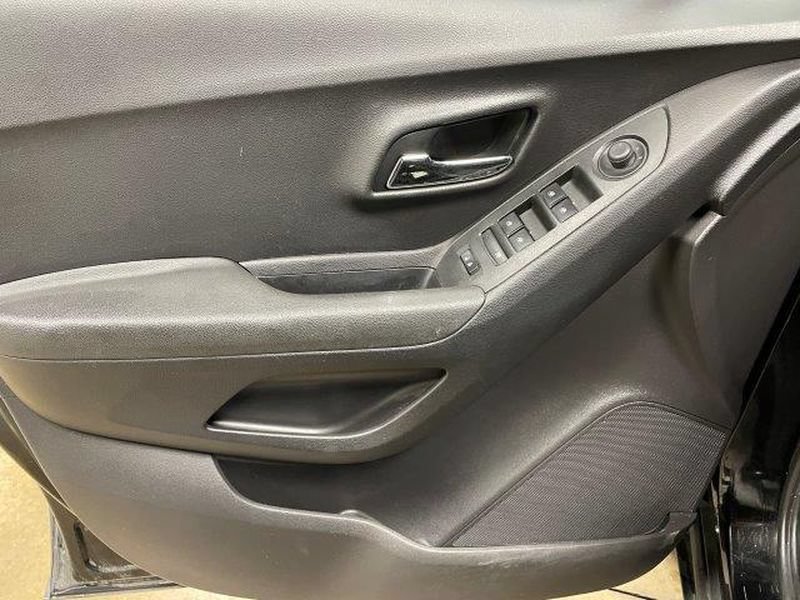 Used 2020 Chevrolet Trax LS FWD image 14