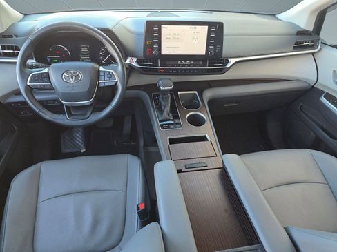 Used 2021 Toyota Sienna XLE image 12