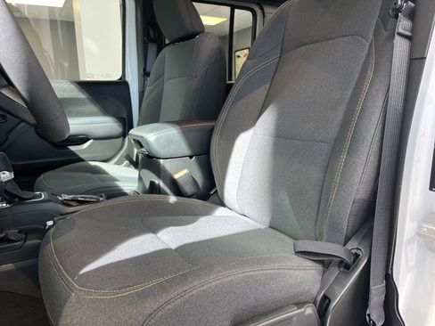 Used 2025 Jeep Wrangler Sport S image 17