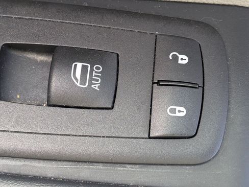Used 2023 Chrysler Pacifica Touring-L FWD image 30