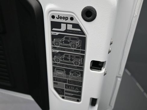 Used 2025 Jeep Wrangler Sahara AWD/4WD image 36